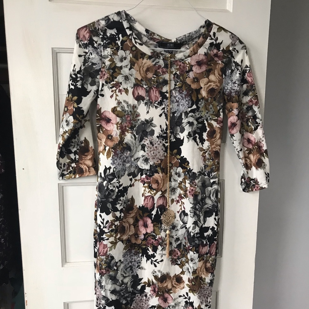 Botanical Print Bodycon Midi Dress with Necklace